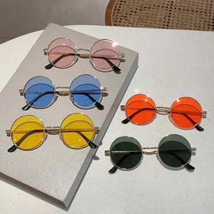 Lot de lunettes de soleil rondes vintage en rose, bleu, jaune, orange et vert avec monture