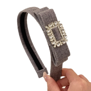 Serre-tête élégant floqué gris avec nœud en strass et design à sommet haut