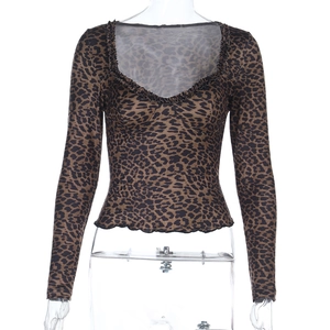 Slim fit leopard print long sleeve top with ruffled U-neckline and elastic fabric