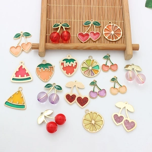 Pendentifs de fruits colorés avec cerises et fraises sur un plateau en bambou
