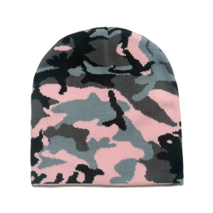 Winter pink camouflage knitted beanie for men and women with warm thermal properties