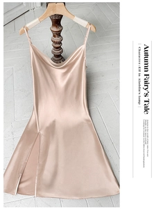 Détail d'une robe nuisette en satin champagne avec fente latérale et tissu lisse