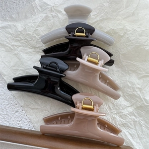 Minimalist matte hair claws in white black beige and pink brown with gold metal springs