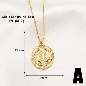 Dettaglio del ciondolo Maria placcato oro 18k con zirconi incastonati e catena da 45cm