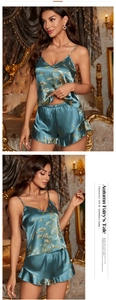 Détail d'un ensemble pyjama en satin bleu lac avec fleurs et ourlet à volants