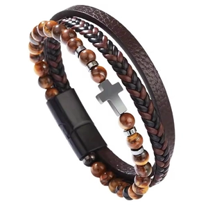Détail d'un bracelet multicouche en cuir pour homme avec perles œil de tigre et croix en métal