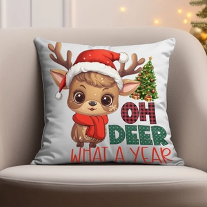 Détail de la housse de coussin de Noël en lin avec renne sur un canapé confortable