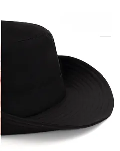Dettaglio della tesa larga del cappello da sole nero con cuciture e trama di qualità