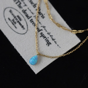 Élégant collier double épaisseur plaqué or 18 carats avec pendentif opale bleue