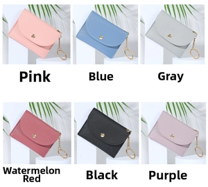 Vue macro de porte-cartes enveloppe minimalistes en plusieurs couleurs avec bouton pression