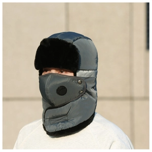 Vue de chapeau trappeur gris d'hiver avec masque amovible et doublure en fourrure