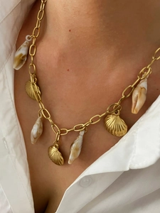 Détail d'un collier plaqué or 18 carats avec pendentifs coquillages et étoiles de mer