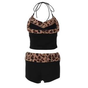 Détail du haut bustier noir et du short avec finitions en peluche à motif léopard
