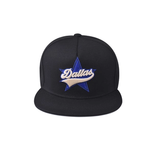 Détail de la broderie Dallas 3D avec étoile bleue sur une casquette de baseball noire