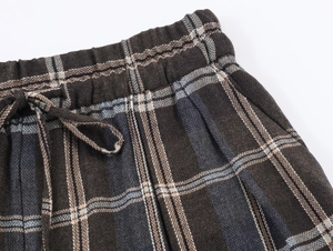 Detailansicht des elastischen Bundes mit Kordelzug an der Vintage-Karierthose