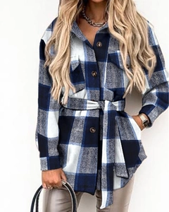 Detail der blau-weiß karierten Hemdjacke mit Brusttaschen und passendem Bindegürtel
