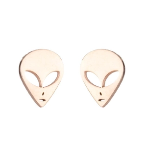 Mini boucles d'oreilles alien en bois avec grain naturel et yeux sculptés sur fond blanc pur