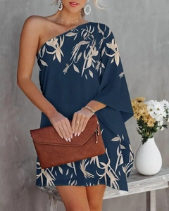 Détail de la robe courte bleu marine à une épaule avec imprimé floral et drapé élégant