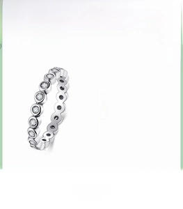 Detail view of a 925 sterling silver band ring with zirconia, width 0.32cm and weight 2.2g