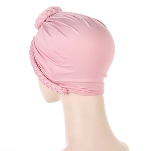 Turbante rosa da donna con design a treccia laterale e stile plissettato moderno