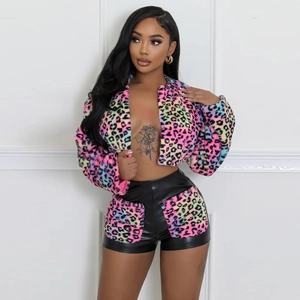 Completi Streetwear Da Donna Giacca Corta In Pelliccia Sintetica Leopardata Colorata E Pantaloncini In Pelle PU
