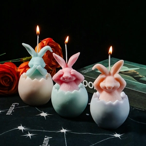 Tre candele profumate a forma di coniglio in guscio d'uovo in blu e rosa per la casa