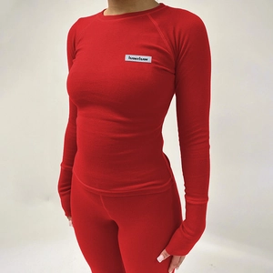 Ensemble haut côtelé rouge à manches longues et legging de yoga avec passe-pouces