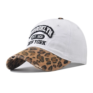 Casquette Brooklyn délavée avec visière imprimé léopard et couronne en coton blanc