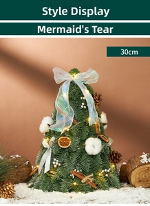 Mini albero di Natale DIY 30cm con LED, pigne e fette d'arancia in primo piano
