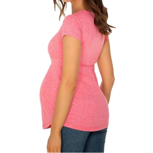Detailansicht des rosa kurzärmeligen Umstandsshirts mit seitlicher Raffung und weichem Stoff