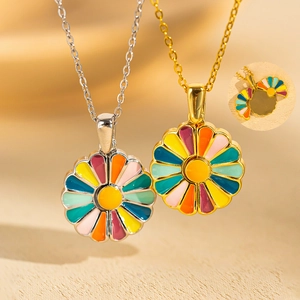 Colliers médaillon en acier titane avec marguerites en émail coloré en or et argent