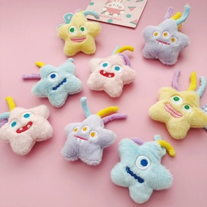 Spille a stella di peluche colorate per borse con divertenti espressioni ricamate