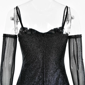 Détail du dos d'une robe noire scintillante avec fermeture éclair et manches en tulle
