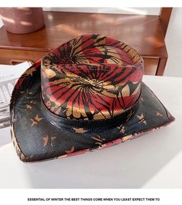 Détail d'un chapeau de paille de style western avec papillons et clous étoiles