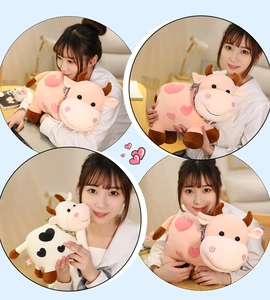 Collage de dos lindos muñecos de peluche de vaca con manchas de corazón en rosa y negro