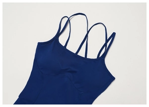 Détail d'un body de yoga bleu marine avec doubles bretelles croisées dans le dos