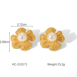 Detailed view showing dimensions of 18K gold flower earrings with white pearls