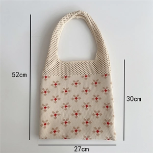 Borsa tote in maglia a fiori con indicazioni delle dimensioni 52cm per 27cm