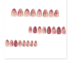 Détails de faux ongles amande avec fleurs peintes rouge foncé et perles élégantes