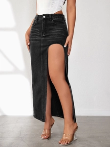Dettaglio della gonna lunga in denim nero lavato con spacco alto e trama visibile