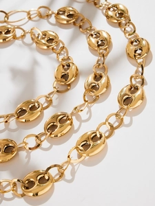 Détails macro d'un collier en acier inoxydable doré 18 carats à maillons café