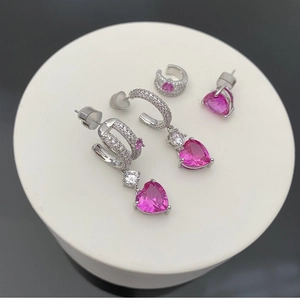 Coffret boucles d'oreilles argentées avec cristaux coeur roses et zircons sur présentoir