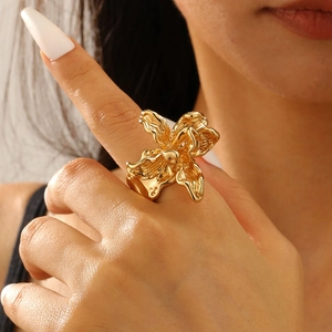 Nahaufnahme eines goldenen Rings mit unregelmäßiger Faltenblume und 3D-Kunstblüten