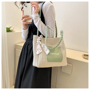 Sac fourre-tout en paille avec écusson Summer et foulard en soie décoratif à motifs