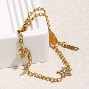 Vue détaillée du bracelet en acier inoxydable plaqué or 18K avec breloques lune et étoile
