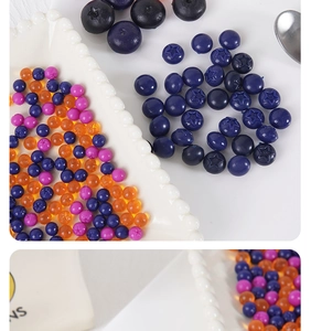 Makroaufnahme realistischer PVC-Blaubeeren mit matten und glänzenden Texturen in Weiß