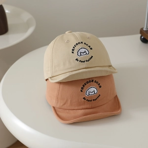 Détail de casquettes bébé avec broderie chiot mignonne et sergé de coton doux