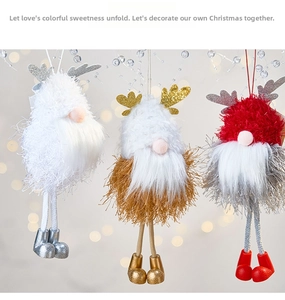 Détail de gnomes de Noël en peluche avec paillettes et cornes argentées pour décoration