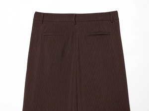 Détail du pantalon marron foncé à fines rayures montrant les poches arrière et passants