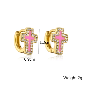 Dettaglio orecchini a cerchio placcati oro 18K 1,2cm x 0,9cm con croce in smalto rosa e zirconi